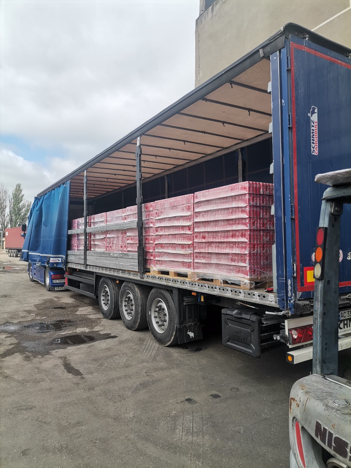 Curtain-side semi-trailer Coca-Cola pallets side view